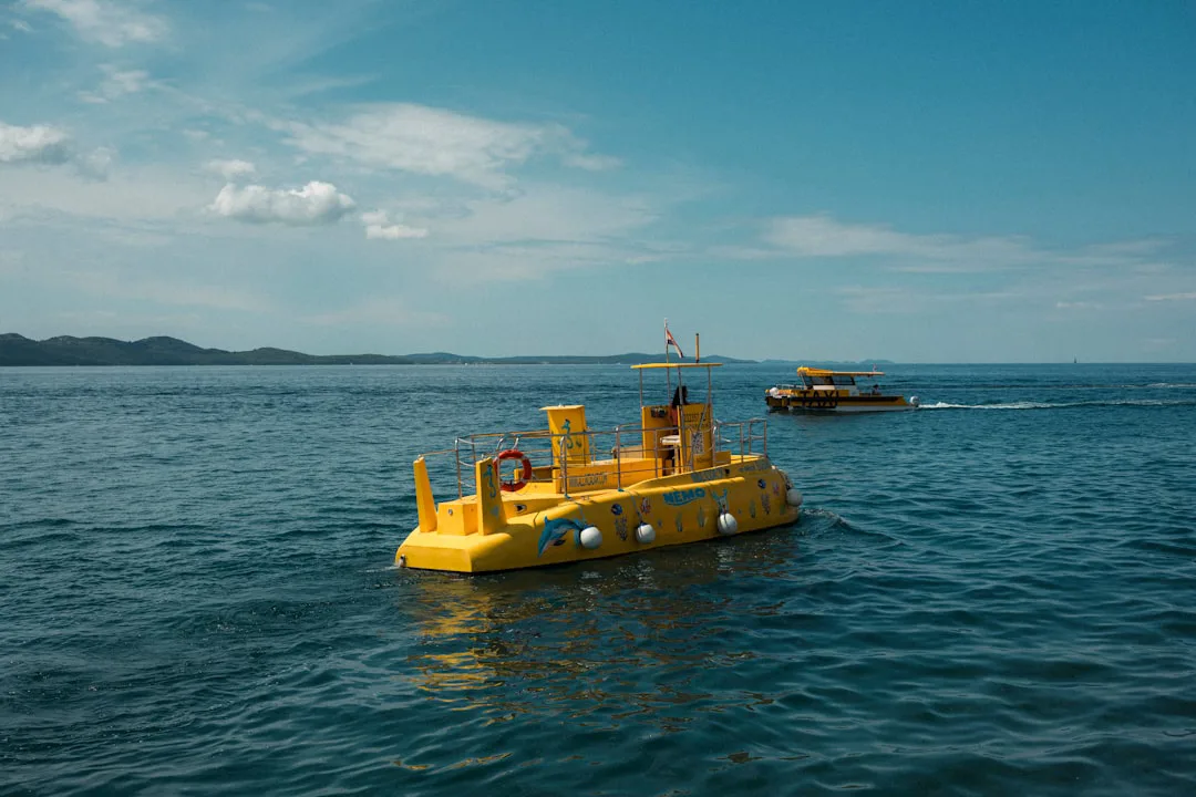 Foto: Aleks / unsplash Yellow submarine boat sailing on the ocean