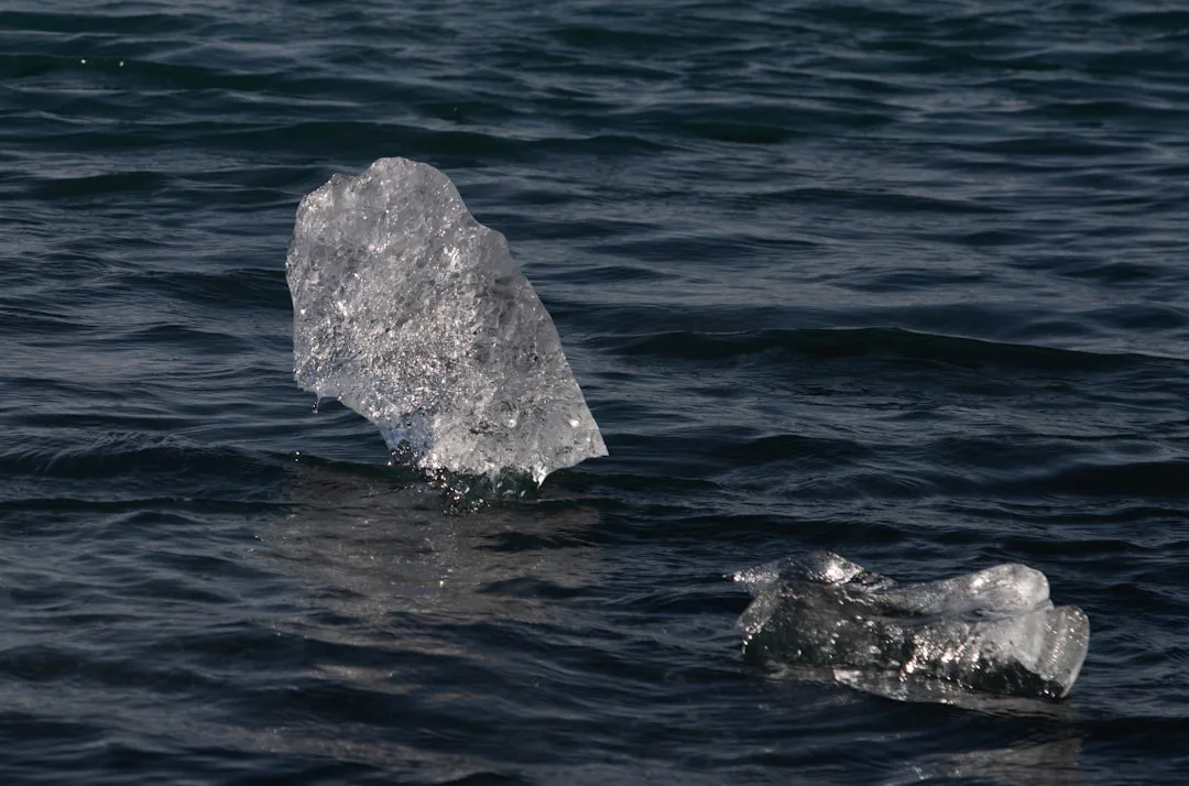 Lagos que desafían la lógica: piedras flotantes, hielo levitante y aguas que arden