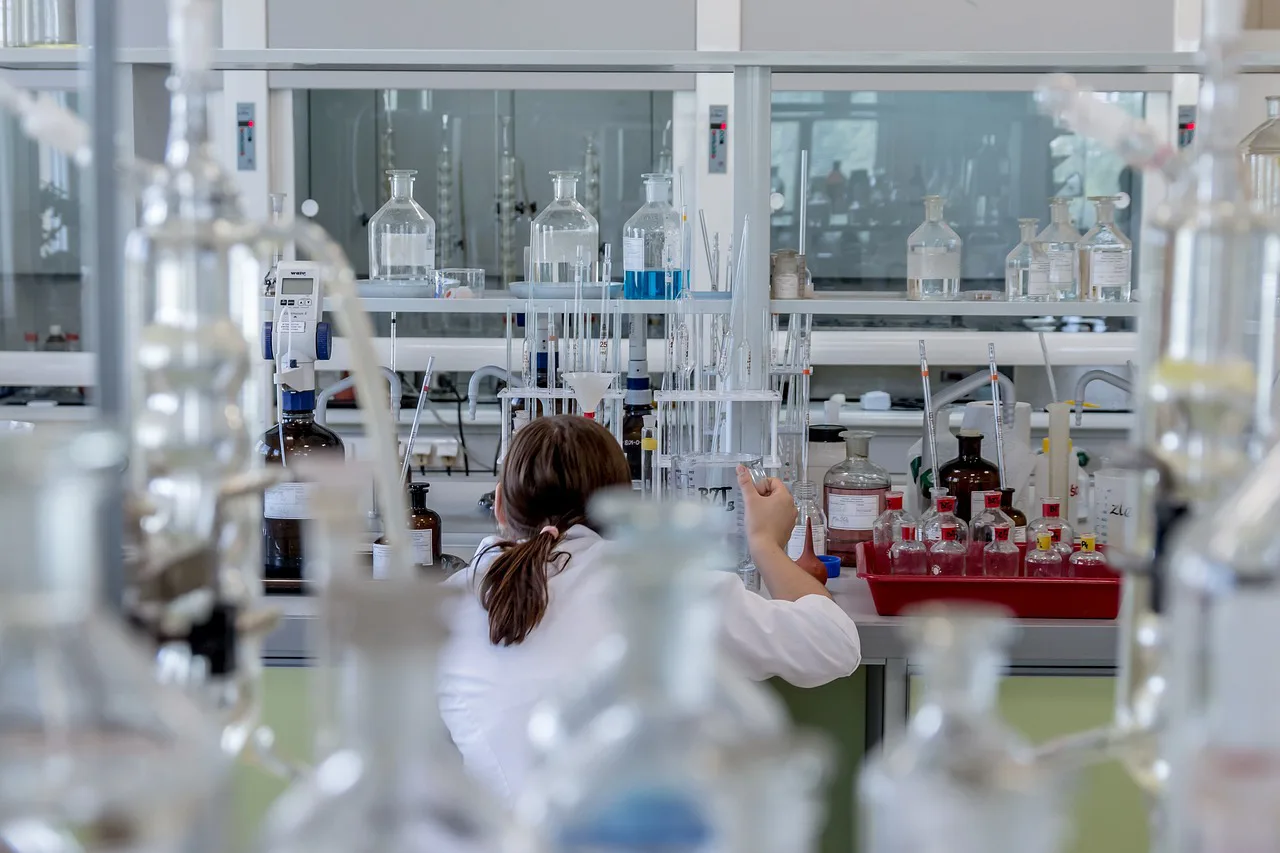 Foto: jarmoluk / pixabay chemist, laboratory, analysis, chemistry, research, woman, female, girl, laboratory, laboratory, laboratory, laboratory, laboratory, chemistry, chemistry, research, research