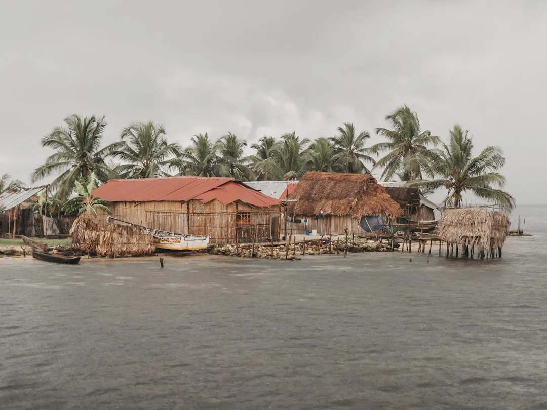 Foto: Esrael Nate / unsplash A house on a small island in the middle of a body of water