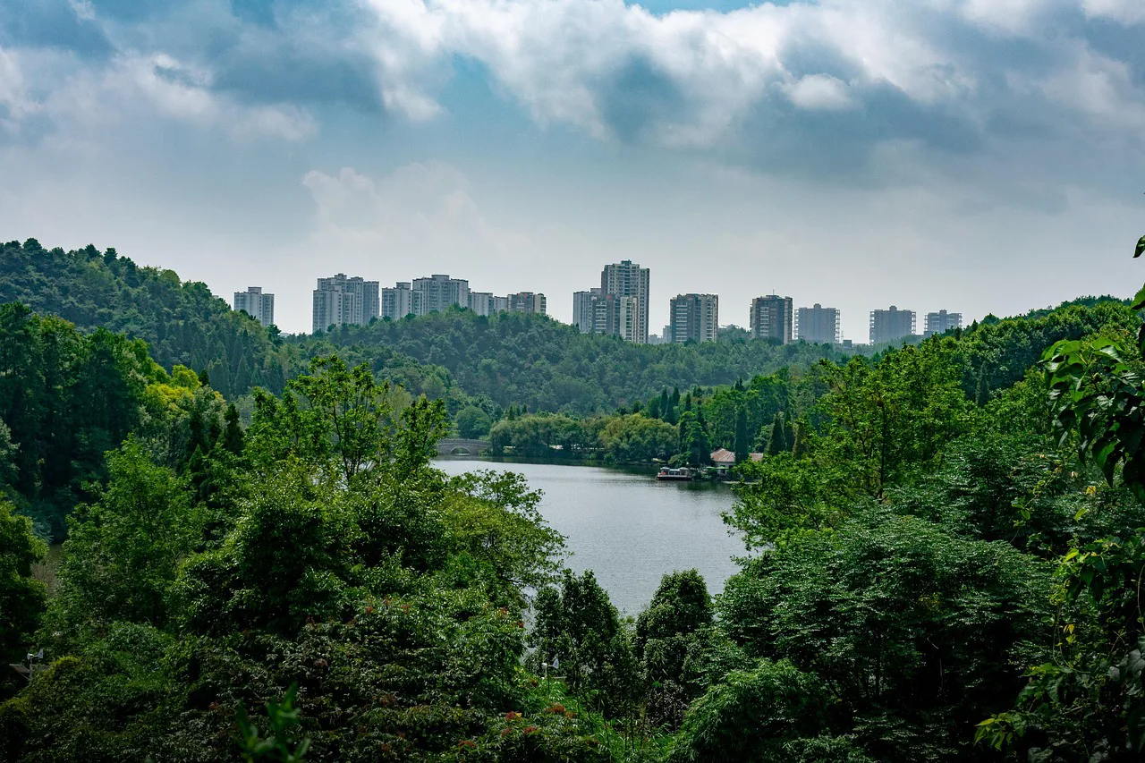 Foto: lin2015 / pixabay cloud, cumulus, forest, lake, building, city, cityscape, guiyang, view mountain lake wetland park, nature, guizhou, china, park