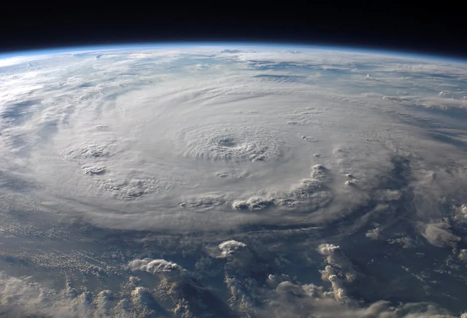 Foto: Pixabay / pexels A stunning aerial view of Earth with a massive swirling hurricane, highlighting meteorological beauty.