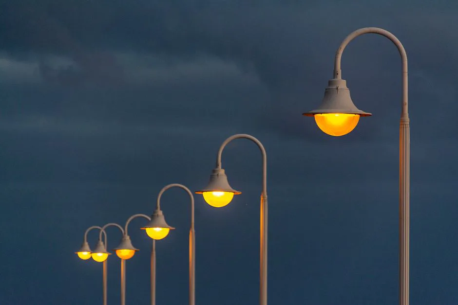 Foto: Jan van der Wolf / pexels Aesthetic view of street lamps glowing against a dark evening sky.