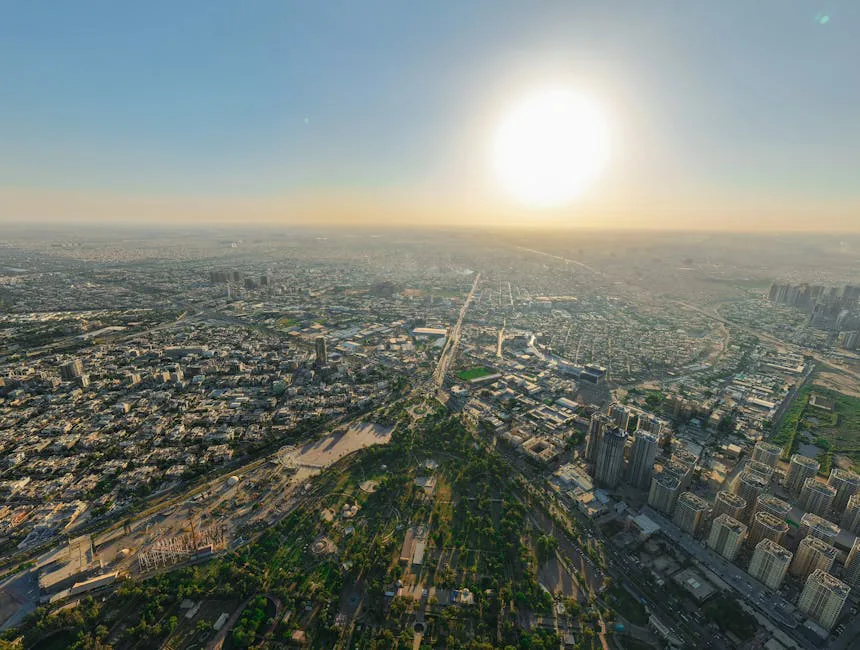 Foto: Muhammad Nabeel / pexels Panoramic aerial view of a sprawling cityscape under a bright sunset sky.